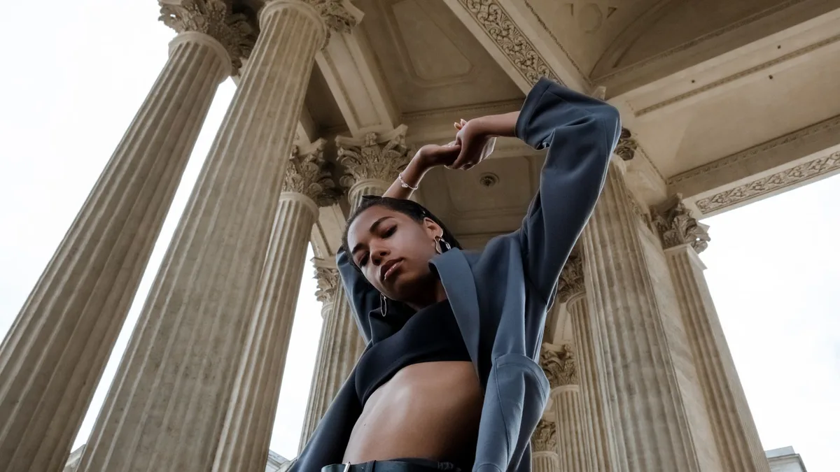 Accessoiriser une tenue simple pour la relever